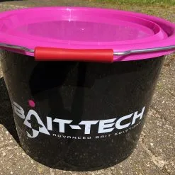 Bait-Tech Voeremmer Met Deksel -Fischköder Winkel Bait Tech voeremmer roze scaled